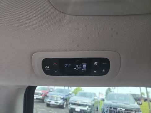 Used 2024 Chrysler Pacifica Touring-L FWD image 15