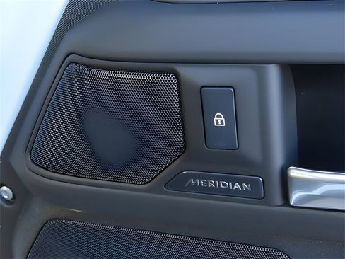 Used 2025 Land Rover Defender 90 S image 19