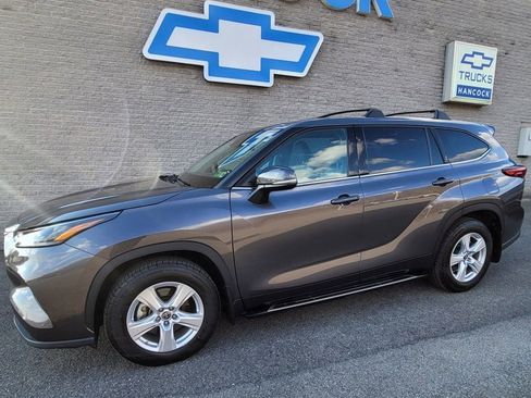 Used 2022 Toyota Highlander LE image 2