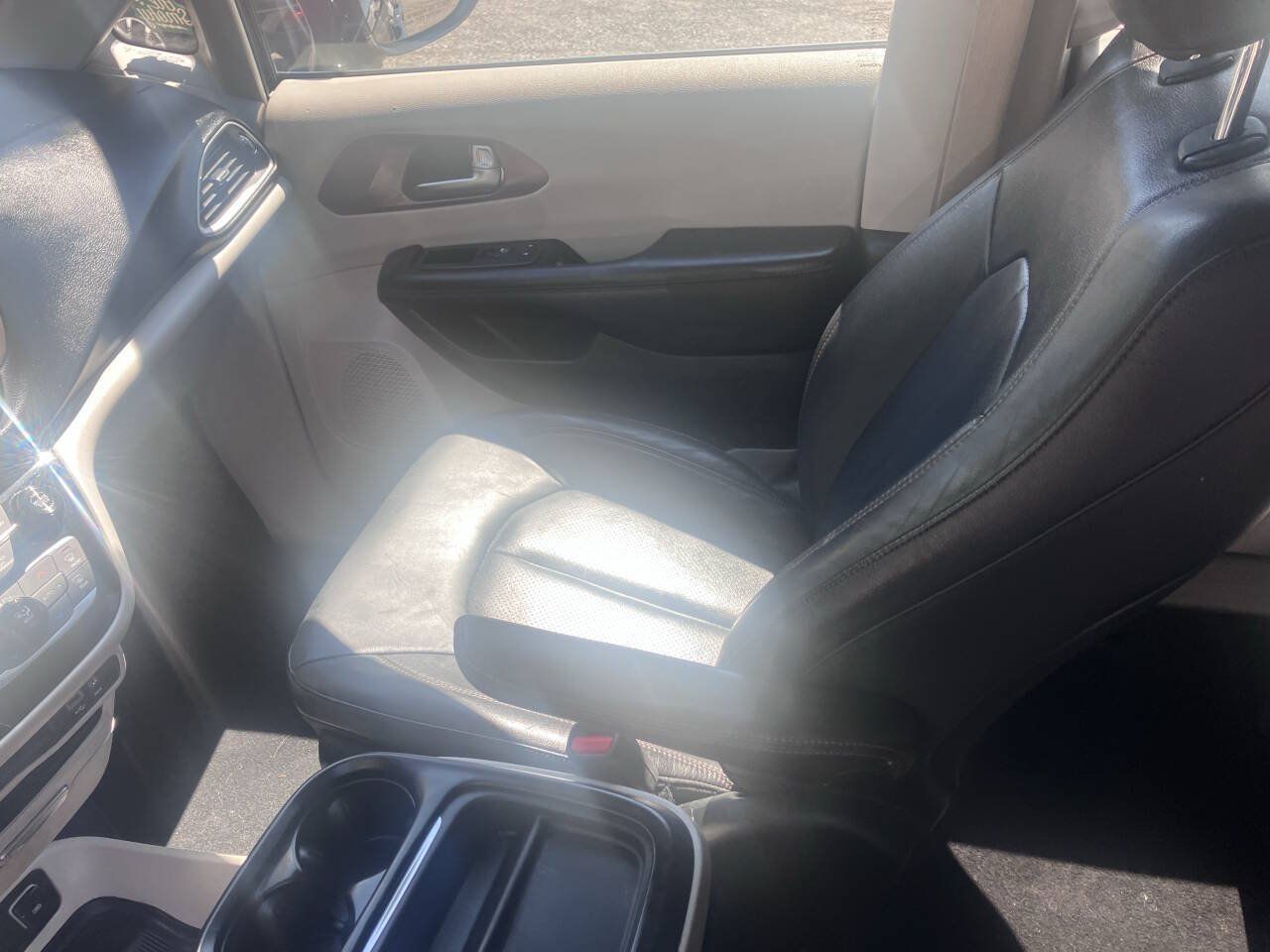 Used 2019 Chrysler Pacifica Touring-L w/ Advanced Safetytec Group FWD image 9