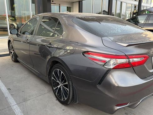 Used 2018 Toyota Camry SE w/ Moonroof Package image 3