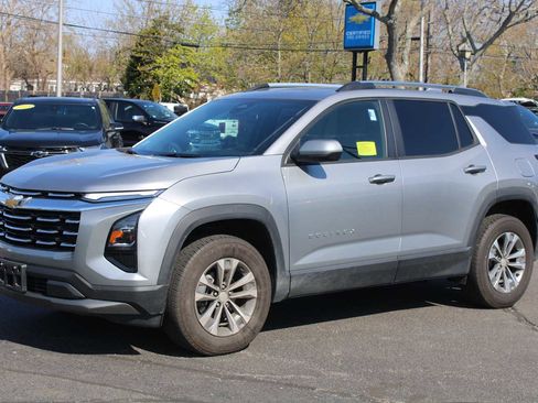 Used 2025 Chevrolet Equinox LT w/ Convenience Package II FWD image 2
