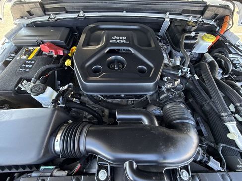 Used 2022 Jeep Wrangler Unlimited Sahara w/ Cold Weather Group AWD/4WD image 29