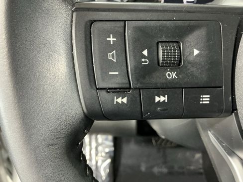 Used 2025 Nissan Pathfinder SV image 9