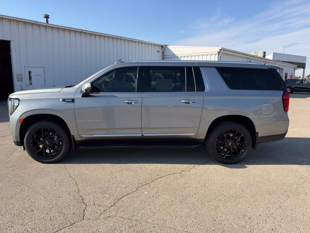 Used 2024 GMC Yukon XL SLT w/ SLT Premium Package AWD/4WD image 2