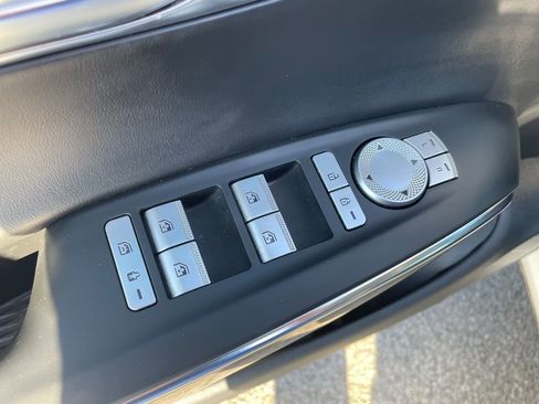 Used 2025 Genesis GV70 2.5T image 13