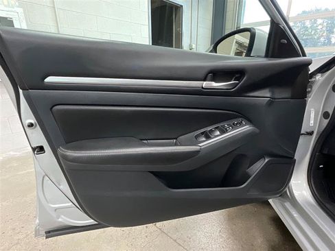 Used 2022 Nissan Altima 2.5 SV AWD/4WD image 9