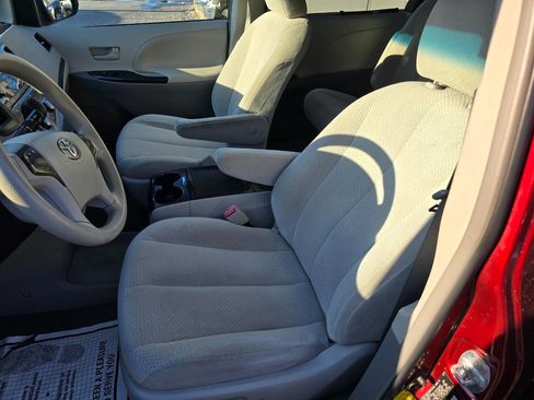 Used 2012 Toyota Sienna LE w/ Towing Pkg image 10