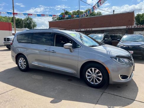Used 2018 Chrysler Pacifica Touring-L FWD image 4