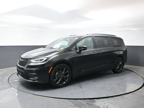 Used 2025 Chrysler Pacifica Limited FWD image 10