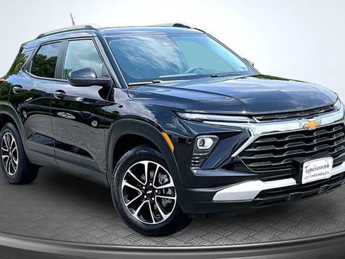 Used 2025 Chevrolet TrailBlazer LT AWD/4WD image 3