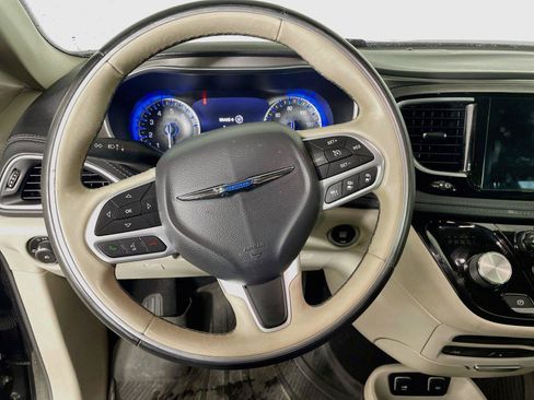 Used 2017 Chrysler Pacifica Limited w/ UConnect Theater Package FWD image 19
