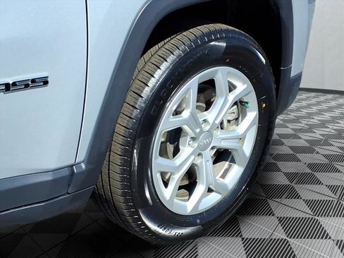 Used 2024 Jeep Compass Latitude image 11