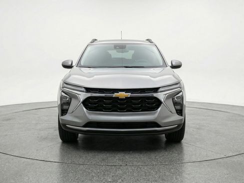 Used 2025 Chevrolet Trax LT w/ LT Convenience Package FWD image 2
