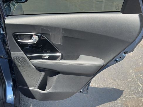 Used 2020 Kia Niro EX FWD image 25