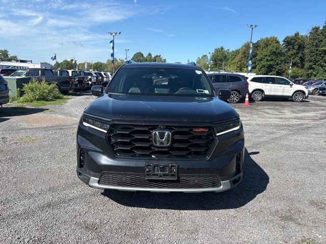 Used 2025 Honda Pilot TrailSport image 3