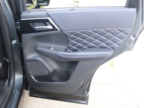 Used 2025 Mitsubishi Outlander 4WD Plug-In Hybrid image 21