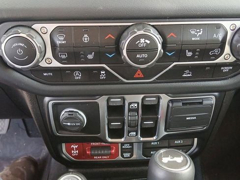 Used 2024 Jeep Wrangler Unlimited Rubicon w/ Capability Package image 21