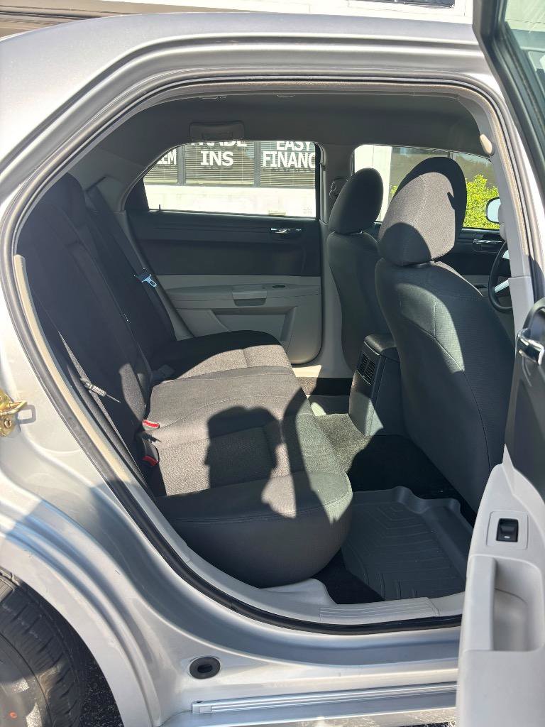 Used 2006 Chrysler 300 RWD image 32