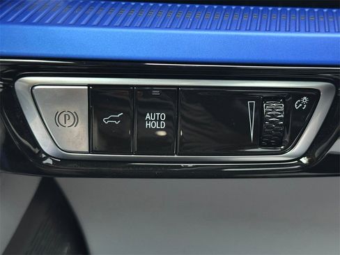 New 2026 Cadillac Optiq Luxury 2 image 31