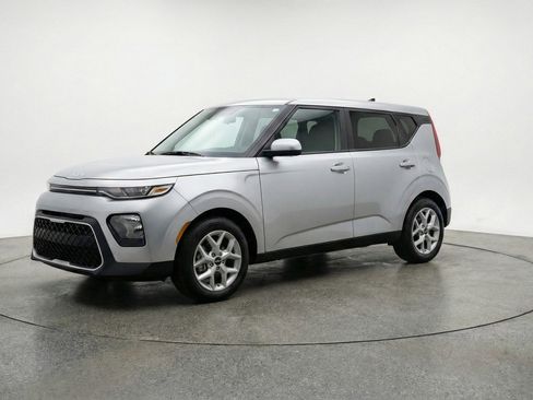 Used 2025 Kia Soul LX w/ LX Technology Package image 3