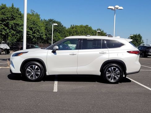 Used 2022 Toyota Highlander XLE AWD/4WD image 9