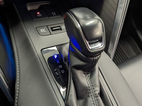 Used 2024 Toyota Venza LE image 13