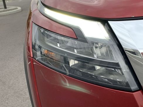 Used 2024 Nissan Pathfinder SV image 9