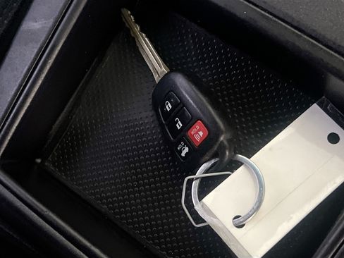 Used 2017 Toyota Camry LE FWD image 35