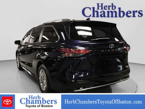 Used 2023 Toyota Sienna Platinum AWD/4WD image 3