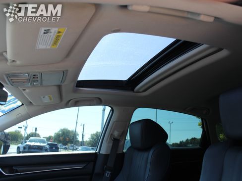 Used 2018 Honda Accord Touring image 12
