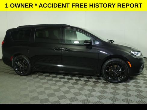 Used 2025 Chrysler Pacifica Limited FWD image 2