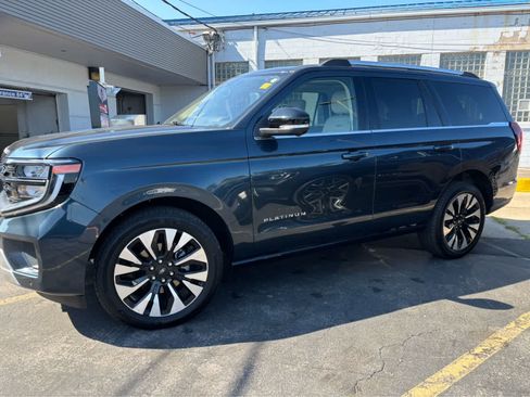 Used 2025 Ford Expedition Platinum w/ Driver's Package AWD/4WD image 4
