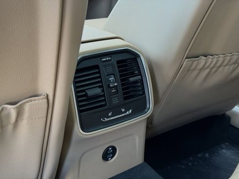 Used 2025 Porsche Macan image 39