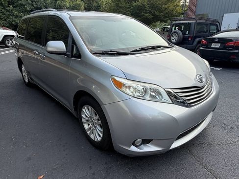 Used 2011 Toyota Sienna XLE w/ XLE Navigation Pkg FWD image 8