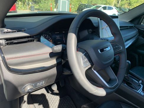 Used 2025 Jeep Compass Trailhawk image 33