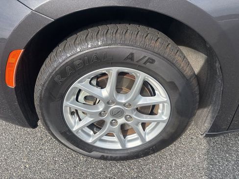 Used 2023 Chrysler Pacifica Touring-L image 10