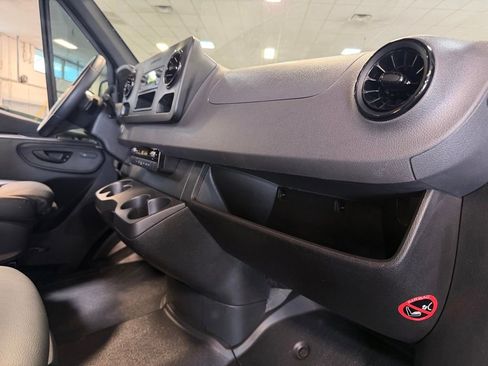 Used 2025 Mercedes-Benz Sprinter 2500 image 25