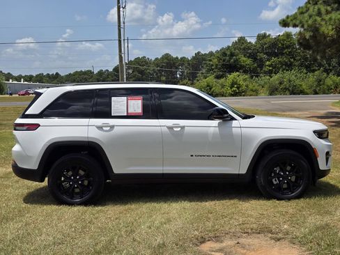 Used 2025 Jeep Grand Cherokee Altitude AWD/4WD image 9