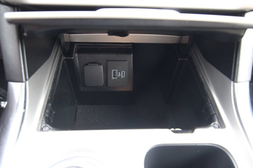 Used 2022 Ford Explorer XLT w/ Equipment Group 202A AWD/4WD image 25