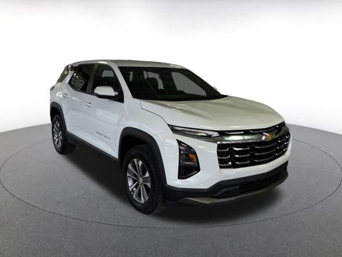 Used 2025 Chevrolet Equinox LT image 2