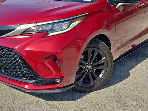 Used 2022 Toyota Sienna XSE image 9
