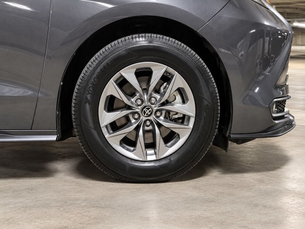 Used 2025 Toyota Sienna XLE FWD image 19