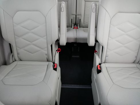 Certified 2025 Volkswagen Atlas SE image 13