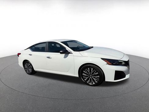 Used 2025 Nissan Altima 2.5 SV FWD image 2