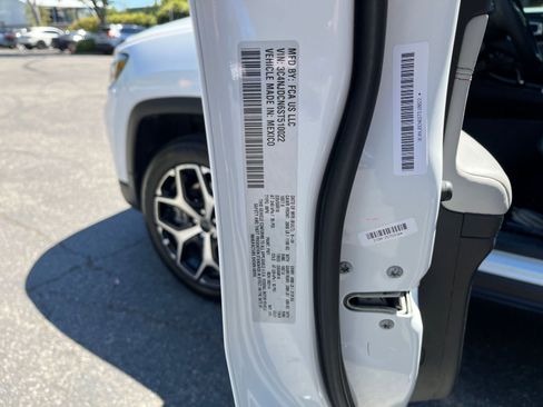 Used 2025 Jeep Compass Limited AWD/4WD image 30