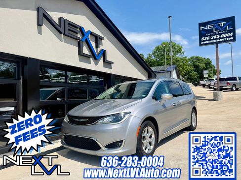 Used 2018 Chrysler Pacifica Limited FWD image 1