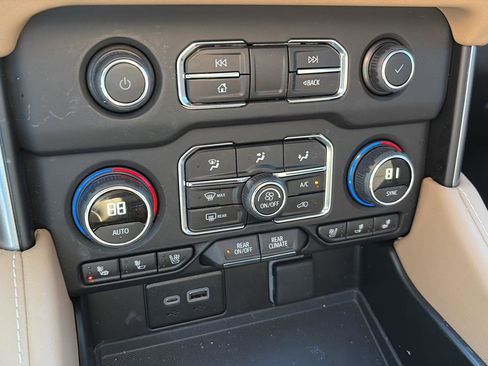 Used 2024 Chevrolet Tahoe Premier w/ Premium Package image 28