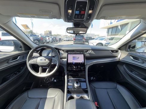 Used 2023 Jeep Grand Cherokee Limited image 23