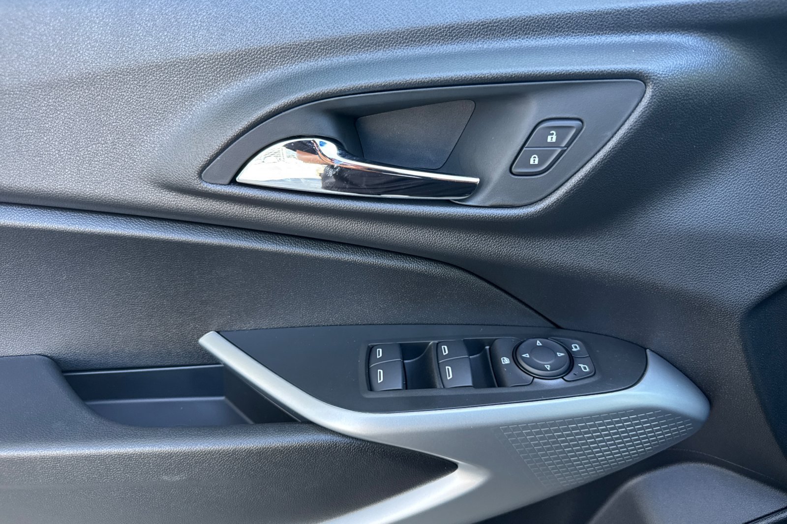 New 2026 Chevrolet Trax LS w/ LS Convenience Package FWD image 10